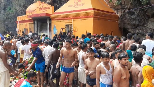 चानन  : श्रृंगीऋषि धाम मंदिर में सावन के अंतिम सोमवारी पर शिवलिंग पर जलाभिषेक को उमड़ी श्रृद्धालुओ की भीड। 