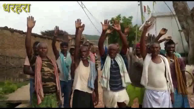 सड़क निर्माण में अनियमिता, ग्रामीणों ने किया विरोध