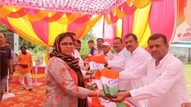 नगर पालिकापरिषद बांसी में झण्डा वितरण कार्यक्रम रखा गया जिसमें सपा के कई दिग्गज नेता रहे मौजूद।