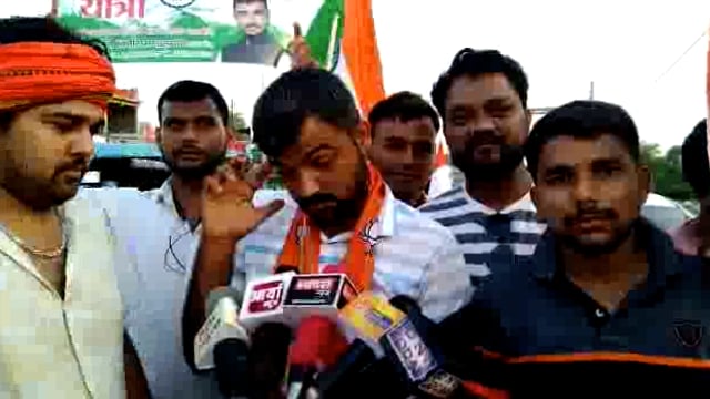 देश के राष्ट्रीय ध्वज के प्रति सम्मान अपने दिल में लिए मोहम्मद कासिम अहमद प्रयागराज से लखनऊ की ओर पैदल यात्रा करके पहुंच