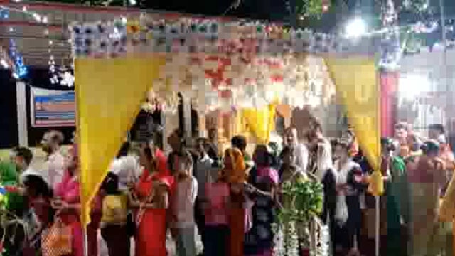 रायबरेली शहर के शिव मंदिरों पर सावन के आखिरी सोमवार के मौके पर श्रद्धालुओं की भारी भीड़ उमड़ी।