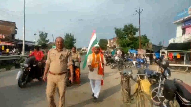 हर घर तिरंगा झंडा अभियान के तहत लोगों को एक व्यक्ति ने किया जागरूक 