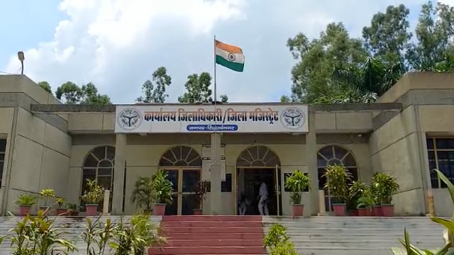 मुआवजे को लेकर जिलाधिकारी को सौंपा ज्ञापन 