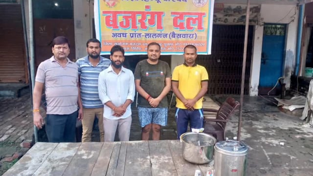 विश्व हिंदू परिषद के कार्यकर्ताओं ने वितरण की चाय सावन मास के सोमवार के दिन विश्व हिंदू परिषद एवं बजरंग