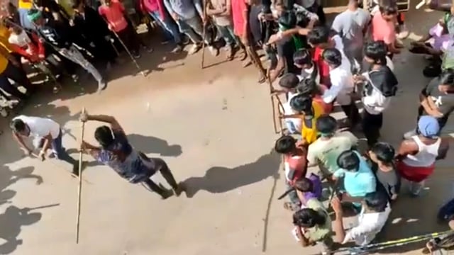 हवेली खड़गपुर मोहर्रम को लेकर दसवीं को विभिन्न अखाड़ों द्वारा निकाला गया जुलूस युवाओं ने दिखाया हैरतअंगेज करत