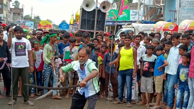 सूर्यगढ़ा बाजार में मुहर्रम पर्व को लेकर लोगों ने लाठी तलवार की खूब कलाबाजी दिखाए
