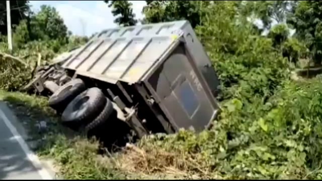 मनकापुर: तरफ से तेज रफ्तार आ रहा डम्फर अनियंत्रित होकर पलटा कोई हताहत नहीं