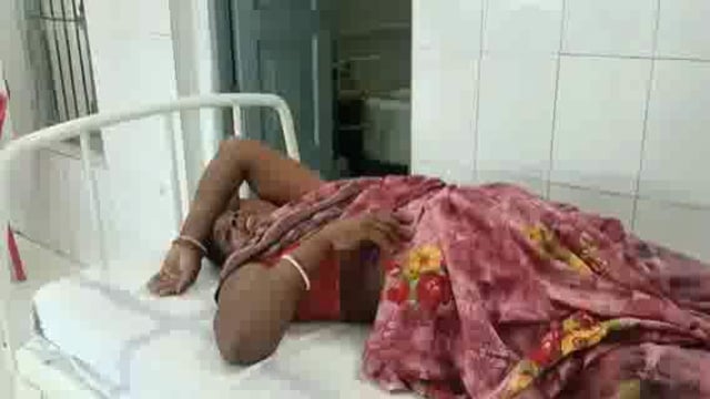 पटनवा गांव में ससुर ने डंडा से मारकर बहू को तोड़ा हाथ,समुदायिक स्वास्थ्य केंद्र मदनपुर में किया गया इलाज#crime 