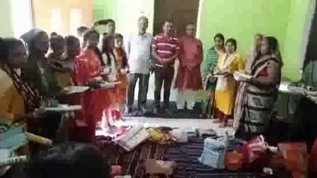 एकल विद्यालय द्वारा की गई पाठ्य सामग्री वितरित