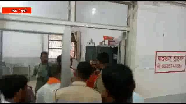 इलाज के लिये आये मरीज के परिजन की डॉ से नोक झोक के बाद आई पुलिस ने मरीज के परिजन को कॉलर पकड़ घसीटा #policeup #video
