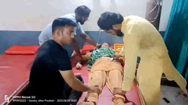 अनियंत्रित मोटरसाइकिल सवार पेड़ से टकराया, महिला जख्मी।।