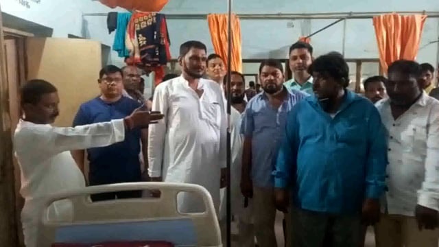 बहराइच मोहर्रम की दसवीं तारीख को नगर पालिका चेयरमैन ने जिला अस्पताल में मरीजों को बांटे फल