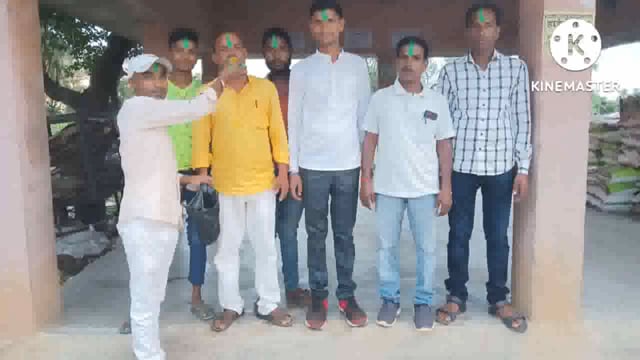 फुल्लीडुमर प्रखंड के लिखनी कोझी युवा राजदनेता पंकजयादव एवं मनोजयादव के नेतृत्वमें महागठबंधन की सरकार बनने पर बांटी मिठाई