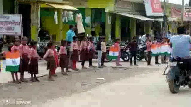 गरौठा में छात्र छात्राओं ने मानव श्रृंखला बनाकर लोगों को हर घर तिरंगा के प्रति किया जागरूक 

