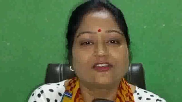 नगर पंचायत अध्यक्ष सरिता गुप्ता ने गरीब बच्चों को उनके घर जाकर  वितरित की राखियां, बच्चों के खिले चेहरे...