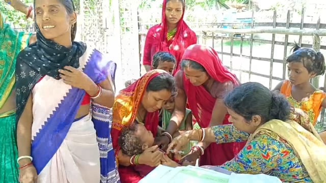 आंगनबाड़ी केंद्र संख्या 114 डीह रटनी में नियमित टीकाकरण शिविर का हुआ आयोजन,0 से 5 वर्ष तक के 6 बच्चे को दिया गया टीका 