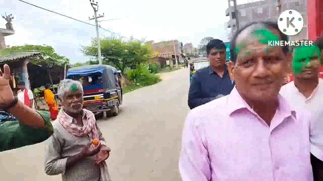 महागठबंधन की प्रदेश में बन रहे सरकार पर फुल्लीडुमर प्रखंड कार्यालय के समीप राजद कार्यकर्ताओं ने बांटी मिठाइयां