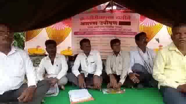 एकुरका सोसायटीच्या सचिवांना निलंबित करा,क्रांती सेनेचे सहाय्यक निबंधक कार्यालयासमोर आमरण उपोषण