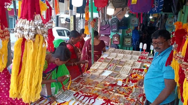 सूरजगढ़ा बाजार में रक्षाबंधन को लेकर राखियों की दुकान पर राखी खरीदते दिखे बहना