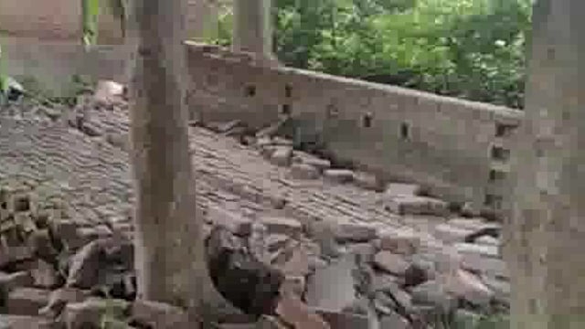 जर्जर दीवार ढह जाने से विश्राम कर रहे तीन श्रमिक गंभीर रूप से हुए घायल, ट्रामा सेंटर रेफर