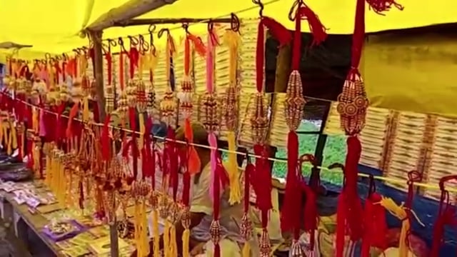 बहने खरीद नहीं अपने छोटे बड़े भाइयों के लिए राखियां