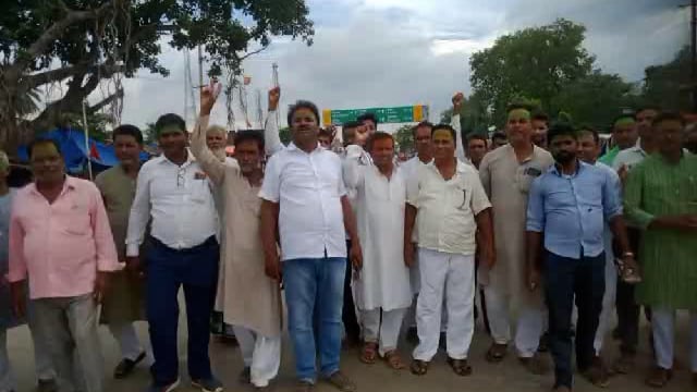 नई सरकार के गठन पर धोरैया में महागठबंधन कार्यकर्ताओं ने सड़क पर उतर कर मनाया जश्न