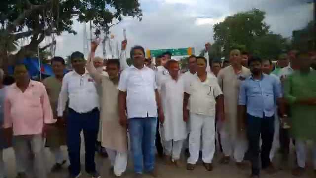 नई सरकार के गठन पर धोरैया में महागठबंधन कार्यकर्ताओं ने सड़क पर उतर कर मनाया जश्न