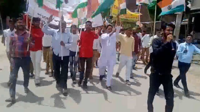 हलोर कस्बे में राजकीय इंटर कॉलेज के छात्रों ने निकाली तिरंगा यात्रा।