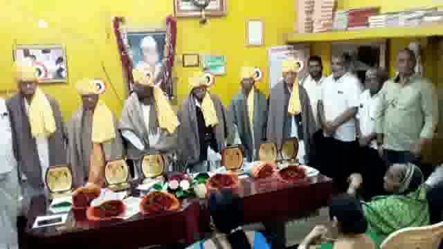 खरेदी विक्री संघात भरत चामले यांनी केला स्वातंत्र्य सेनांनीचा सत्कार