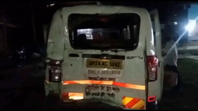 NHपर बस स्टॉप के पास आवारा सांड से बचने के लिए मैजिक चालक ने लगाई ब्रेक मैजिक में पीछे से डंपर भिड़ा मैजिक सवार 4घायल