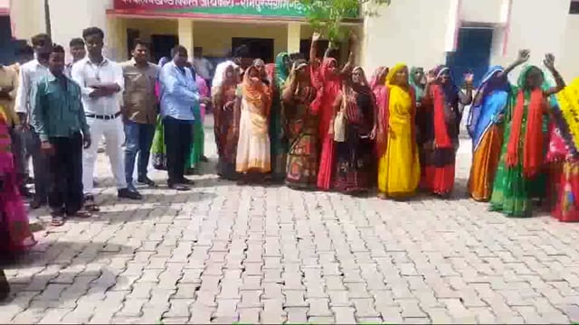 कोटा चयन प्रक्रिया में धांधली पर ग्रामीणों ने ब्लाक का किया घेराव







ब्लाक रामपुर संग्रामगढ़ ग्राम प्रतापरुद्रपुर