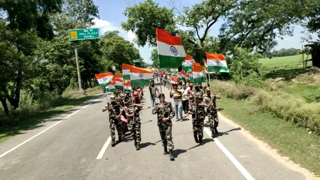 सिद्धार्थनगर जिले के खुनूवा मे तिरंगा यात्रा को लेकर एसएसबी द्वारा लोगों को किया गया जागरूक 