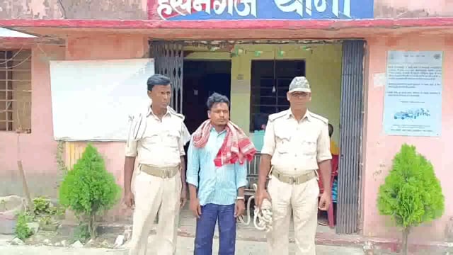 पाडा़ गांव में विशेष छापेमारी अभियान में एक शराब तस्कर 05 लीटर शराब के साथ हुआ गिरफ्तार, भेजा जेल 