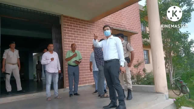 जिला पदा० बांका द्वारा छात्रावास का निरीक्षण कर साफ सफाई के दिए निर्देश