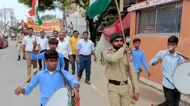 सलोन- हर घर तिरंगा कार्यक्रम को लेकर सर्वोदय इंटर कालेज के एनसीसी छात्रो ने निकाली तिरंगा जागरुकता रैली। 