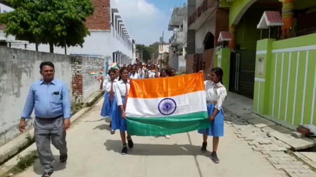 डलमऊ कस्बे के न्यू आदर्श शिक्षा निकेतन इंटर कॉलेज में निकाली गई तिरंगा यात्रा जिसमें प्रधानाचार्य राकेश यादव ने बताया कि