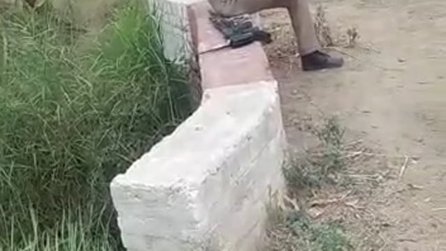 औरैया कोतवाली के सलैया बखरिया गांव में दबिश देने गई पुलिस का अभियुक्तों के साथ मिलीभगत का वीडियो वायरल होने से हड़कंप