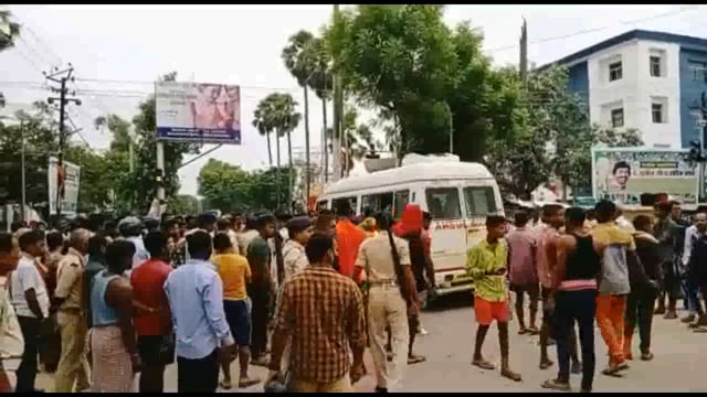 हिरण्य पर्वत की तलहटी में घायल अवस्था मे मिला युवक,इलाज के दौरान मौत,हत्या का आरोप लगा परिजनों ने अस्पतालचौक को किया जाम