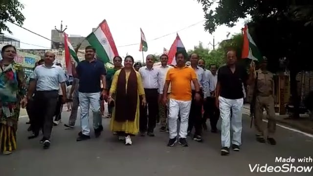 औरैया शहर से आजादी के अमृत महोत्सव के अवसर पर डीएम के नेतृत्व में निकाली गई विशाल तिरंगा यात्रा
