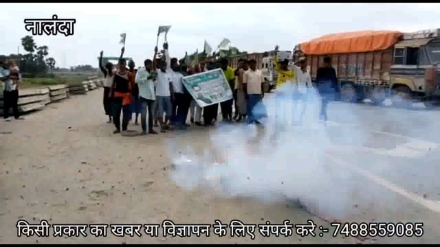 मुख्यमंत्री नीतीश कुमार के महागठबंधन राजद कार्यकर्ताओं ने एक दूसरे को अबीर लगाकर एवं मिठाई खिलाकर खुशियां मनाई।