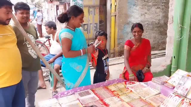 नालंदा: खंदक पर प्रिया सिंगार हाउस के अलावे जिले के विभिन्न इलाकों में रंग-बिरंगी राखियां दुकानों में सज गई है।