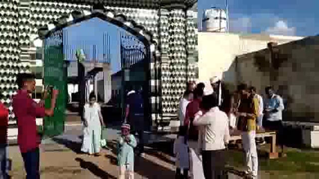 गोंडा: अलहाज बाबा शमसुद्दीन के मजार पर स्टाल लगाकर वितरण किया गया शर्बत