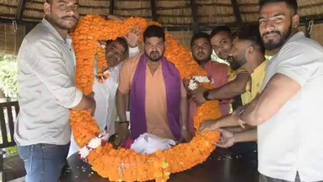 नवाबगंज विष्णु हरपुर निवासी केसरगंज सांसद बृजभूषण शरण सिंह ने जनता दर्शन के दौरान सुनीं लोगों की समस्याएं