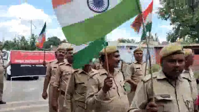 पुलिस अफसरों और होमगार्डों ने की अमृत महोत्सव तिरंगा कार्यक्रम की शुरुआत हाथों में तिरंगा लेकर सड़को पर निकले जवान