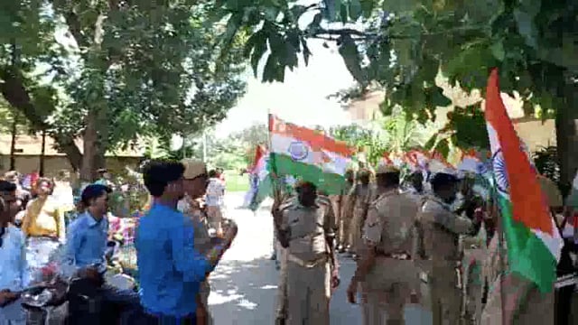 खंड विकास अधिकारी व  कर्मचारियों सहित होमगार्डस बल द्वारा तिरंगा रैली निकाल कर लोगों को जागरूक किया गया।