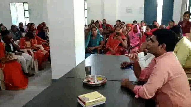 महिला स्वयं सहायता समूह की बहनों द्वारा बीडीओ, ब्लाक प्रमुख प्रतिनिधि एवम समाज सेवियों सहित कई अन्य को बांधी राखी।
