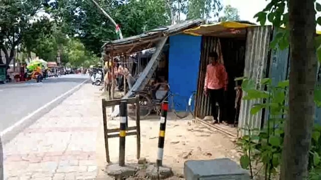 मेन रोड के साइड में बनी पुलिया राहगीरों को दे रही मौत की दावत ,जिम्मेदार बने अंजान ।