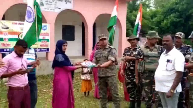 हवेली खड़गपुर प्राथमिक विद्यालय मधुबन में एसएसबी एवं एसपी अभियान ने ग्रामीणों के बीच बांटे तिरंगे झंडे मुखिया रहे मौजूद