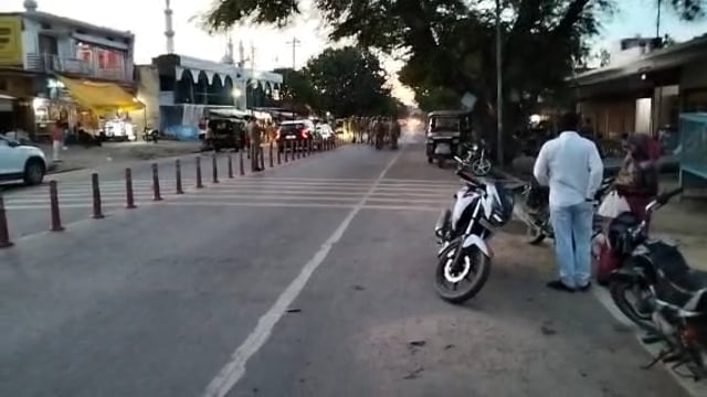 वजीरगंज थाना अध्यक्ष के नेतृत्व में पुलिस ने पैदल गस्त कर कानून व्यवस्था मजबूत करने का दिया संदेश 