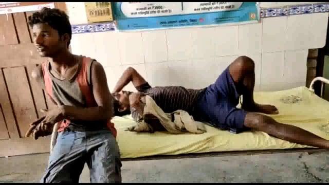 तेज रफ्तार ट्रक अनियंत्रित होकर पलटी, पाँच लोग हुए घायल